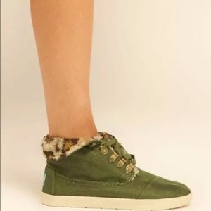 Toms Botas. Size 8.5.